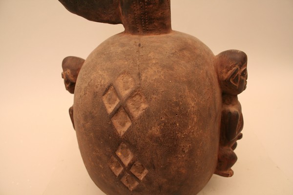 Nzandé (Cruche), d`afrique : , statuette Nzandé (Cruche), masque ancien africain Nzandé (Cruche), art du  - Art Africain, collection privées Belgique. Statue africaine de la tribu des Nzandé (Cruche), provenant du , 613/567 très belle carafe en bois H.T.64cm.la statuette du bouchon est de 20 cm.Sur le corp de la carafe sont sculpté 2 statuettes de 20cm de h.de chaque côté .Entre les deux  il y a des décorations,ainsi que sur la anse.début 20eme sc.(Nafaya). art,culture,masque,statue,statuette,pot,ivoire,exposition,expo,masque original,masques,statues,statuettes,pots,expositions,expo,masques originaux,collectionneur d`art,art africain,culture africaine,masque africain,statue africaine,statuette africaine,pot africain,ivoire africain,exposition africain,expo africain,masque origina africainl,masques africains,statues africaines,statuettes africaines,pots africains,expositions africaines,expo africaines,masques originaux  africains,collectionneur d`art africain